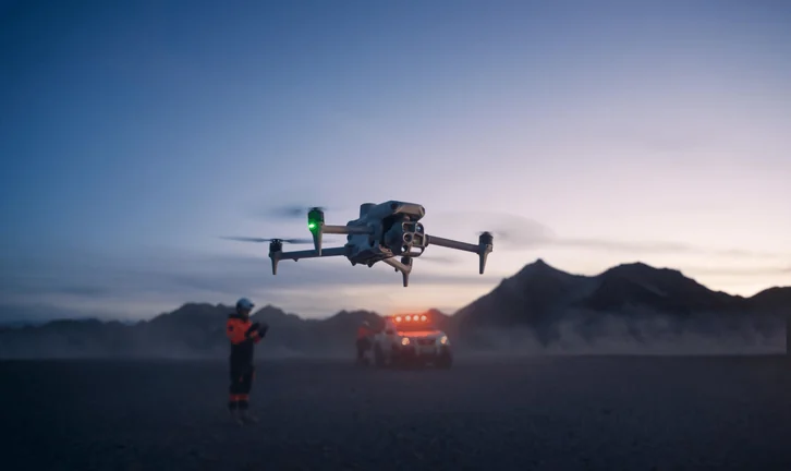 Drone de surveillance en vol au crépuscule